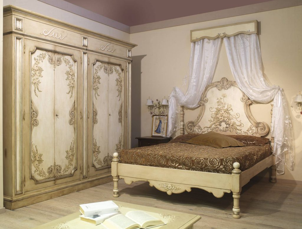 Letto con testata sagomata e torniti - immagine 10