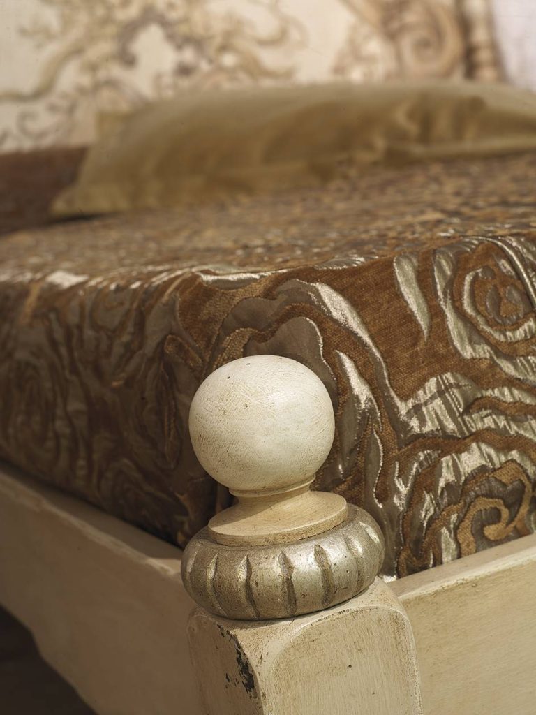 Letto con testata sagomata e torniti - immagine 6