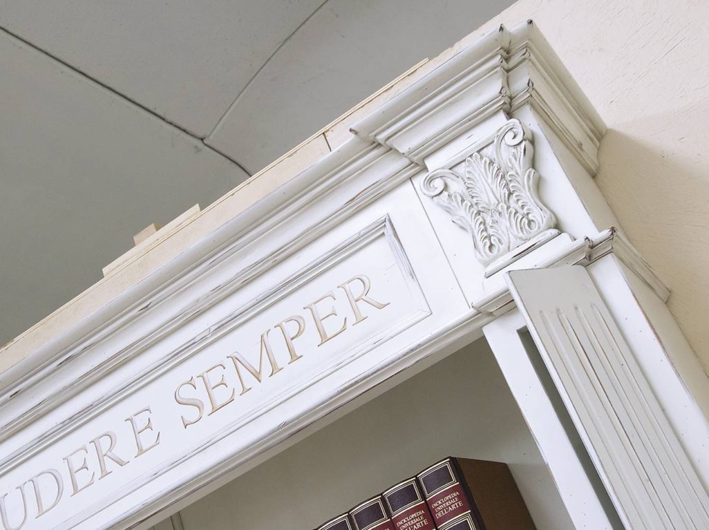 Libreria con capitelli e colonne apribili - immagine 2
