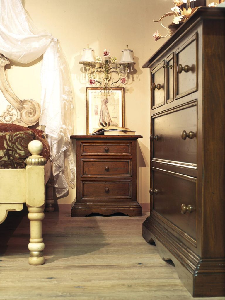 Letto con testata sagomata e torniti - immagine 4