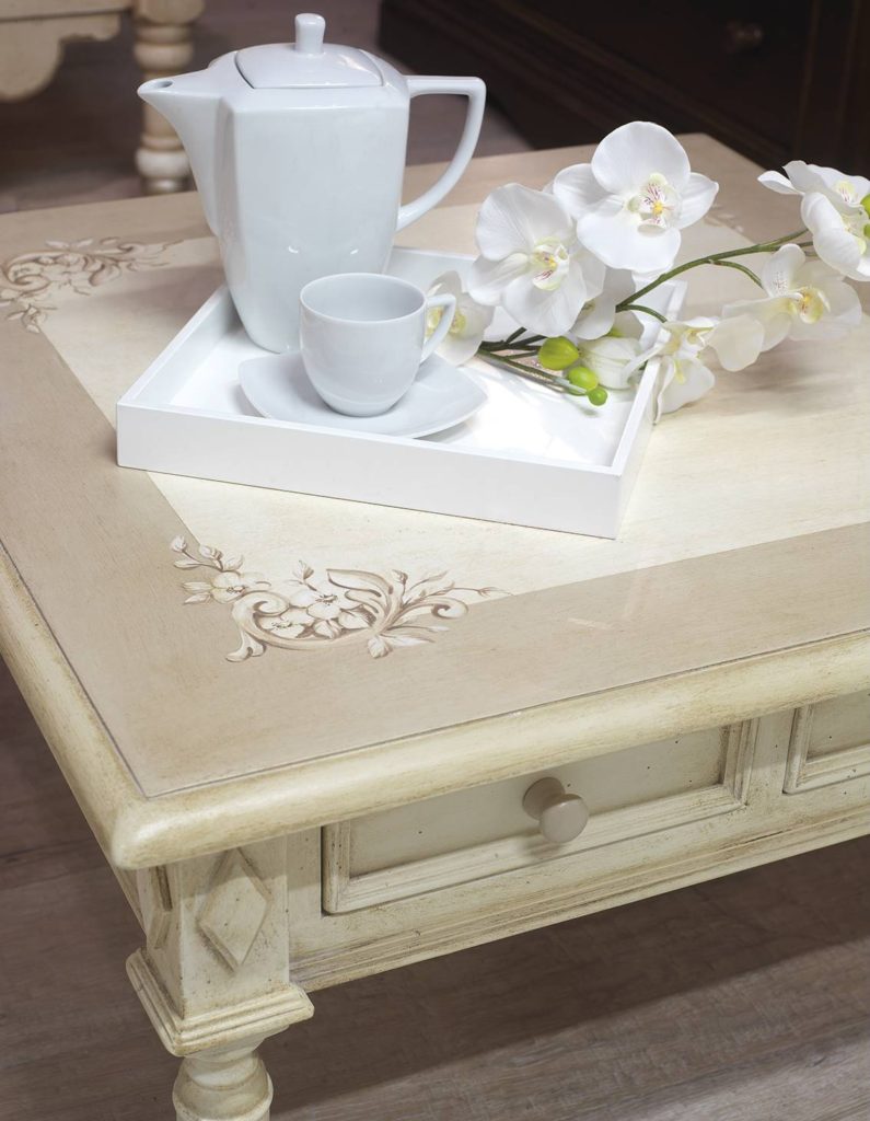 Letto con testata sagomata e torniti - immagine 2